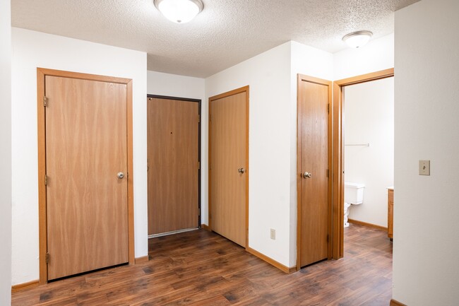 Fargo, ND Candlelight Apartments | 11B | Entry - Candlelight