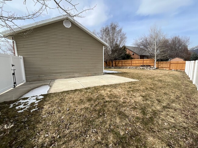 Building Photo - 842 E 1850 N
