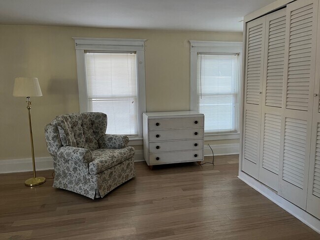 Large closets - 19 Ward Plz