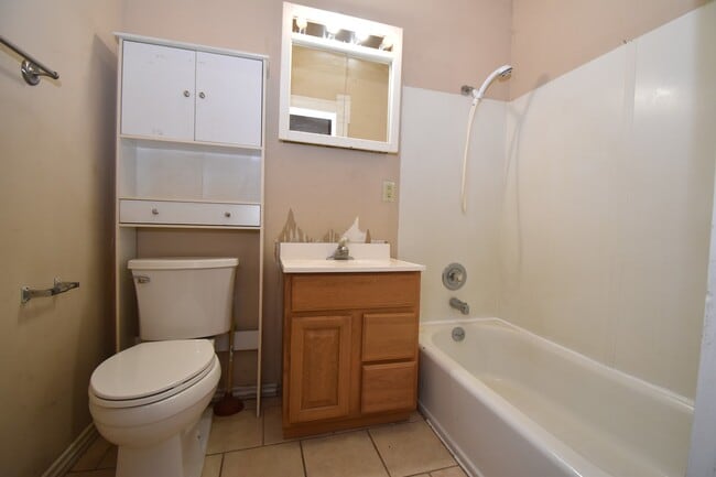 Building Photo - Large Centrally Located Home