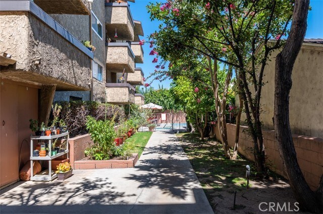 Building Photo - 320 E Stocker St