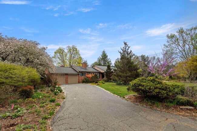 Building Photo - Lake View Park Home - Two Bedrooms Plus Of...