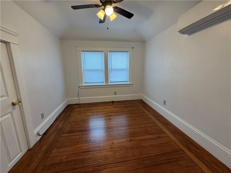 Building Photo - 87 Bentley St