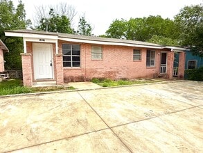 Building Photo - AVAILABLE NOW! 2 Bedroom / 1 Bath Duplex Near Brooks City Base!