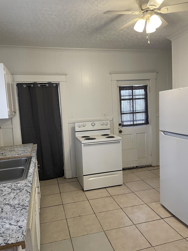 Building Photo - 2526 Yale Ave