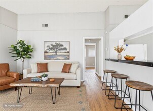 Building Photo - 616 W 51st St