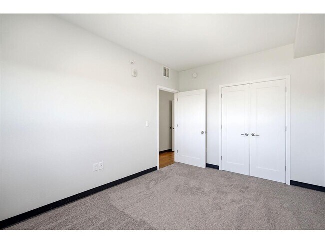 Building Photo - 2318 Jefferson St NE