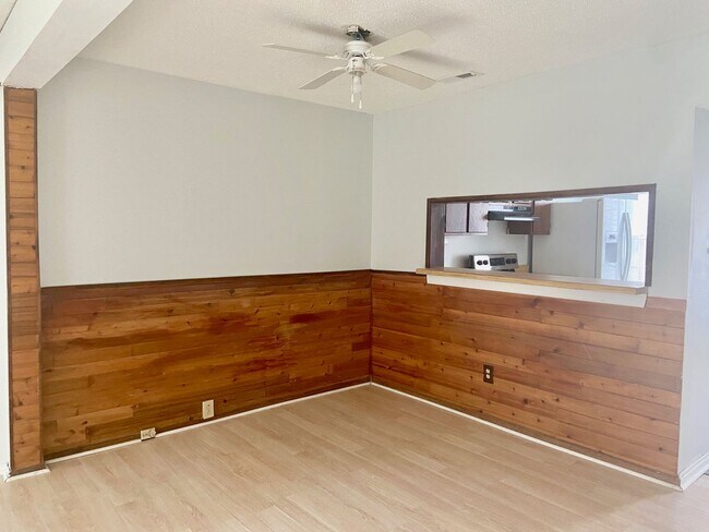 Building Photo - 2BD/ 2.5BA Townhouse near Town Center! Was...
