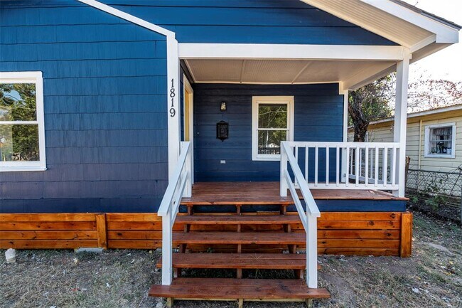 Building Photo - 1819 Pecan St