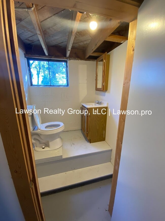 Building Photo - Raleigh Court -Three Bedroom Ranch with Basement