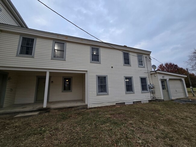 Building Photo - 3 Bedroom 1.5 Bath Located in Middletown