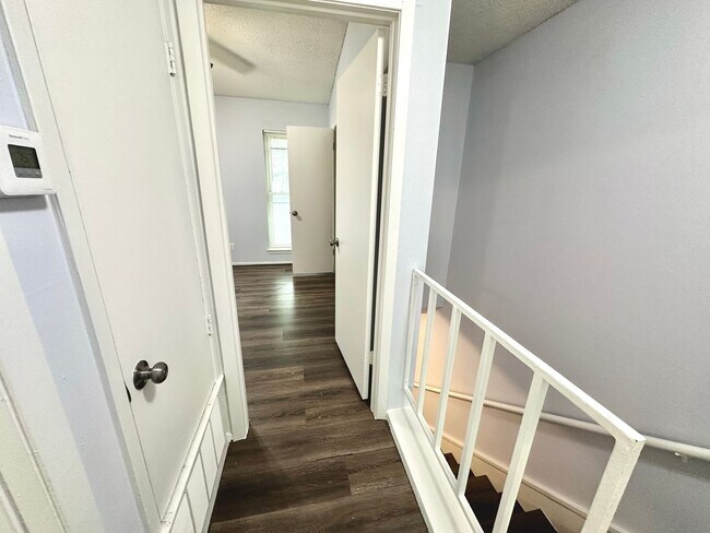 Building Photo - 3822 Southway Dr