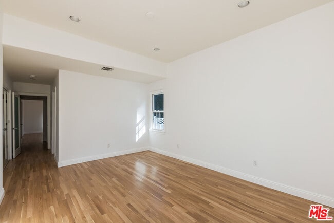 Building Photo - 1557 N Stanley Ave