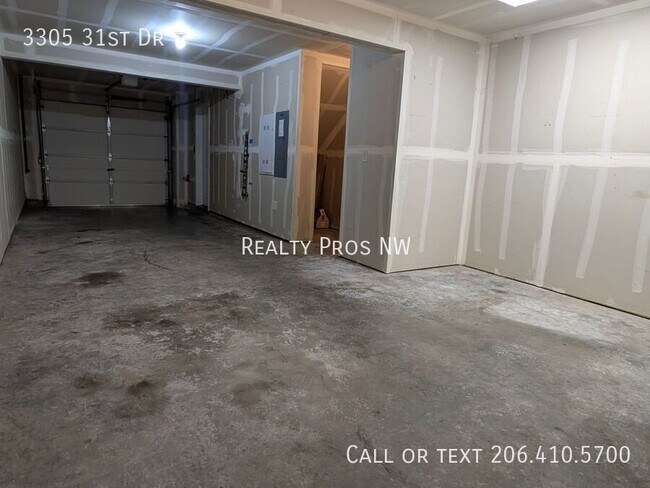 Building Photo - 3305 31st Dr
