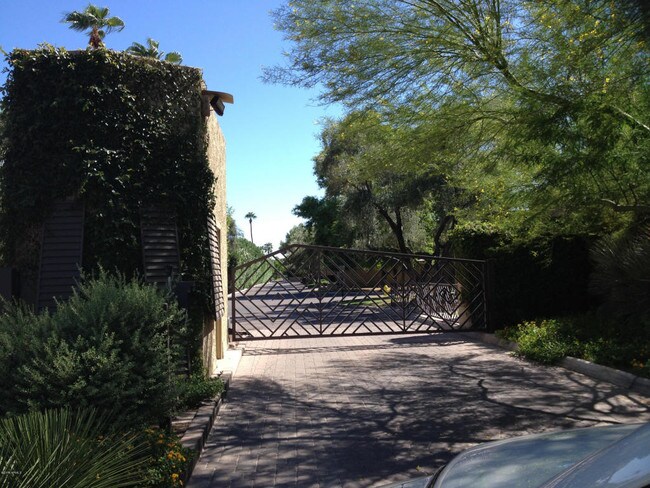 Gated & secluded - 7209 E McDonald Dr