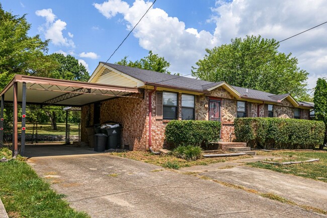 Building Photo - Newly Updated Home Just Minutes From Downtown Nashville