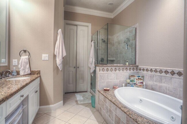 Building Photo - 1043 Memorial Village Dr