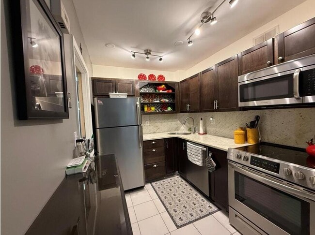 Building Photo - 1950 N Andrews Ave