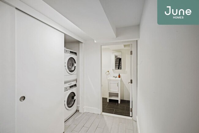 Building Photo - Full room in 3-bed/1.5-bath Home