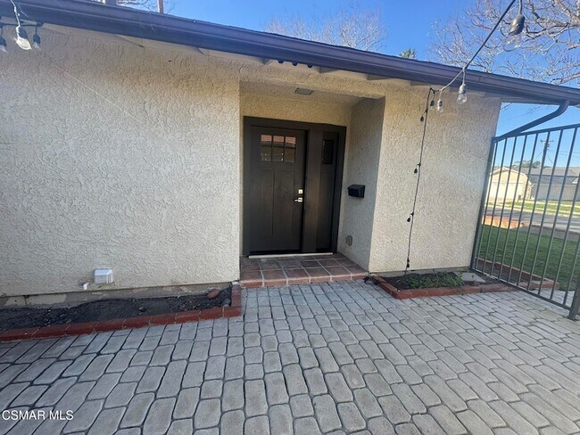 Building Photo - 2049 Sebring St