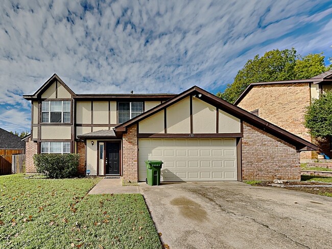 Building Photo - Spacious 3/2.5 Tudor Style Home!