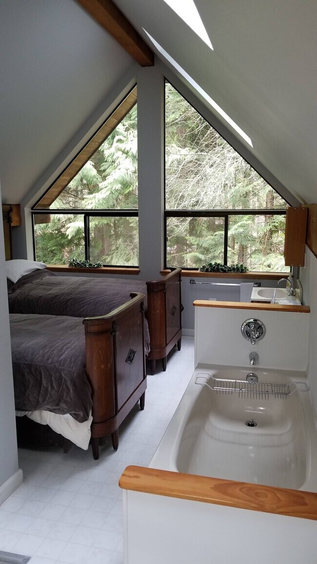 Building Photo - 1881 Cliff Rd