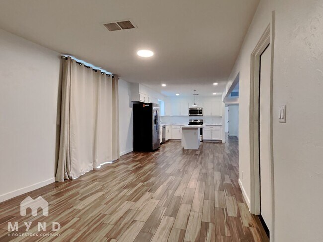 Building Photo - 1544 W 6th St