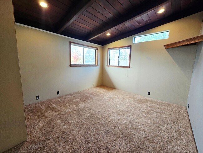 Building Photo - Single Family Home in Mckinleyville!