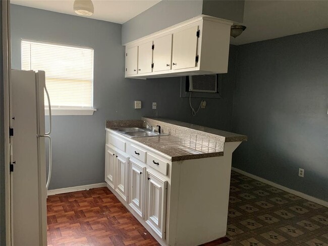 Building Photo - 8232 Glenview Dr