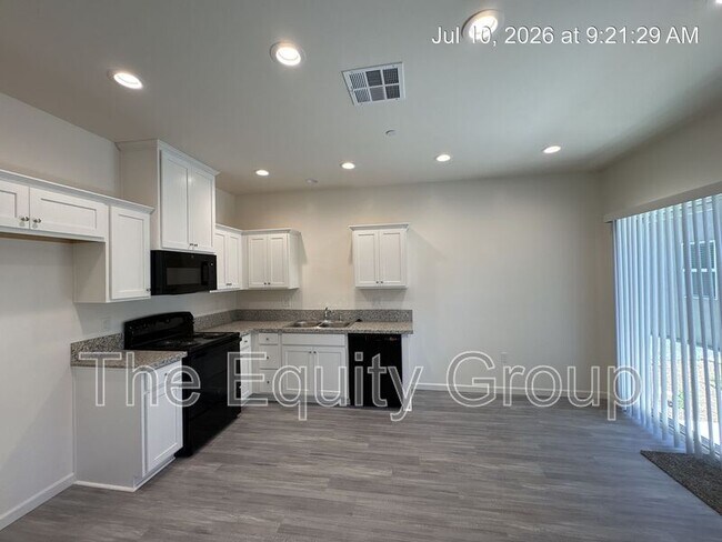Building Photo - 733 S Pinkham St