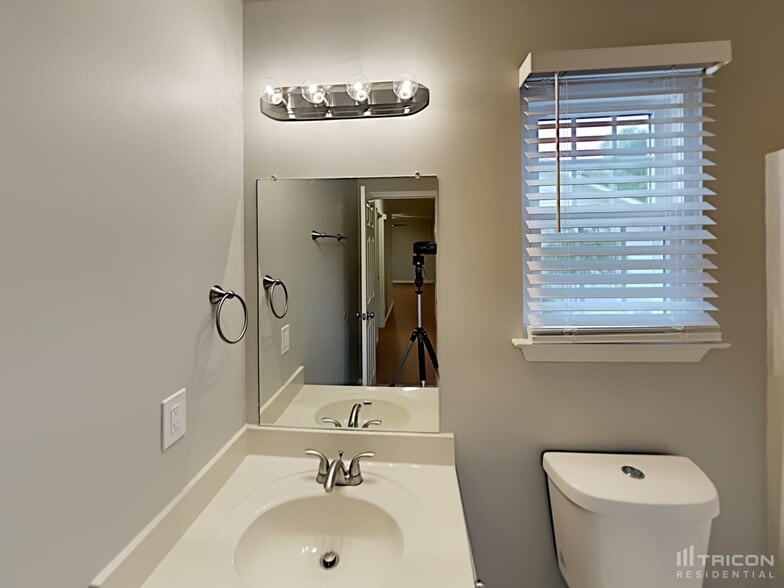 Building Photo - 712 Paige Ct