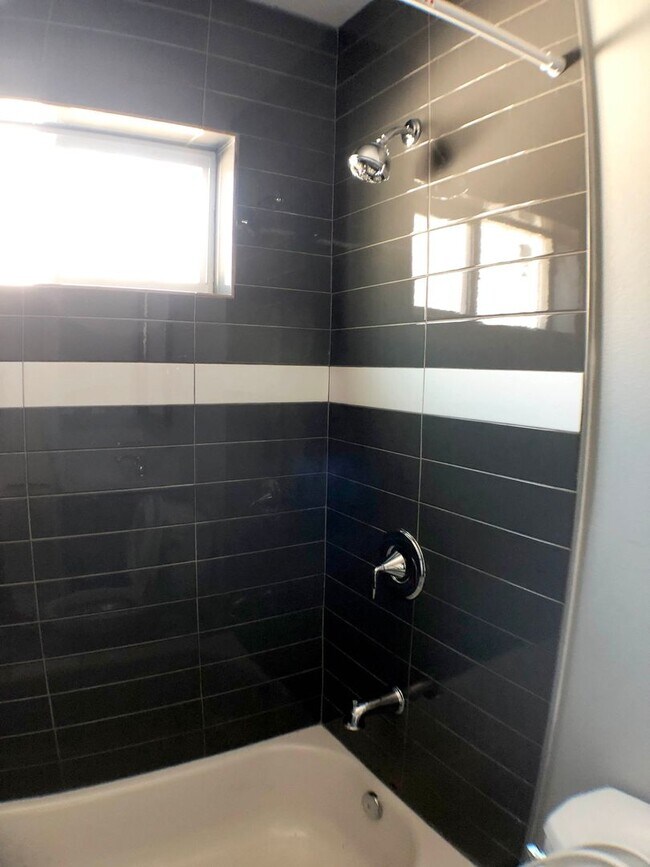 Building Photo - 410 Sloat St