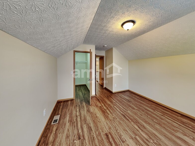 Building Photo - 378 Wheatfield Dr