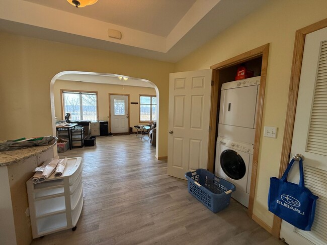 Building Photo - 2 bed 2 bath Triplex unit located by the M...