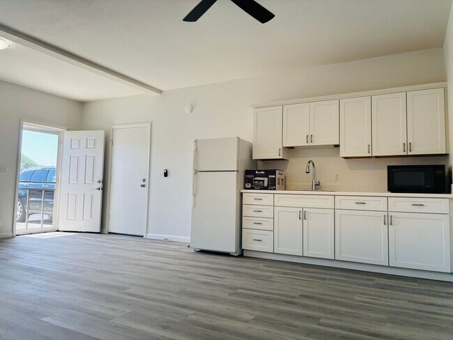 Building Photo - Excellent Studio in Pauoa with Parking