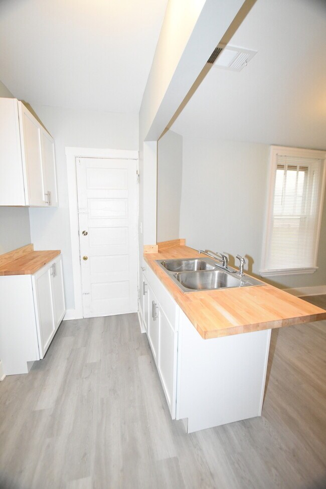 Building Photo - 426 N Lake St