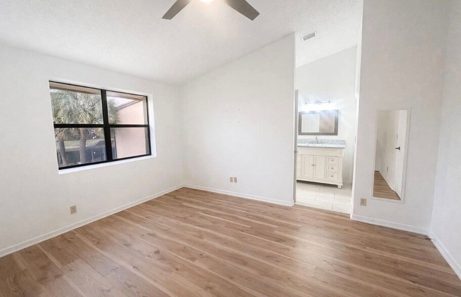 Building Photo - 3950 Cocoplum Cir