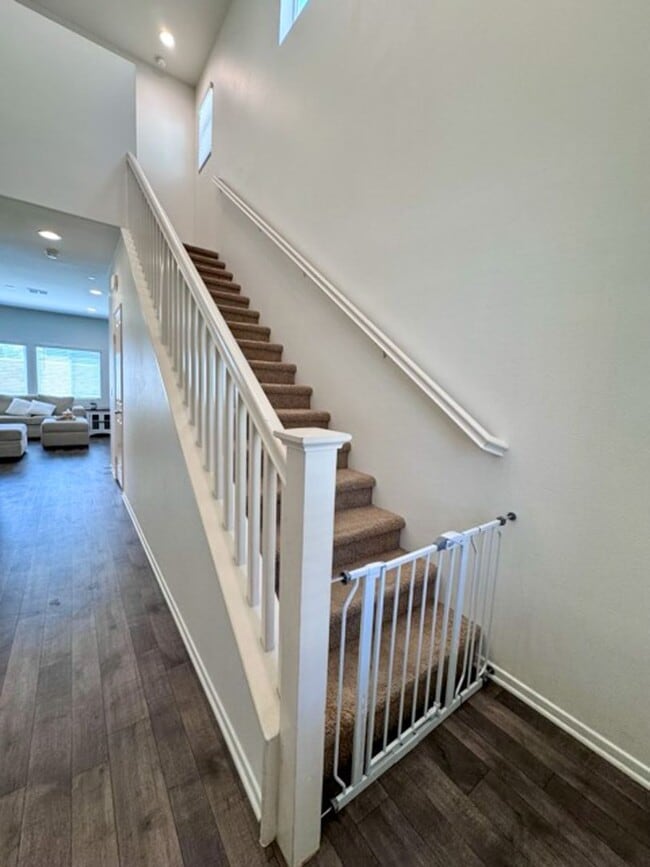 Building Photo - Beautiful 3 bedroom Town house available f...