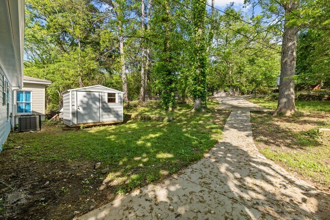 Building Photo - Beautifully Renovated 3 Bedroom 2 Bath Hom...
