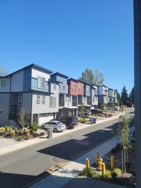 Building Photo - Stunning Tri Level 2 bed /2.5 bath Townhom...