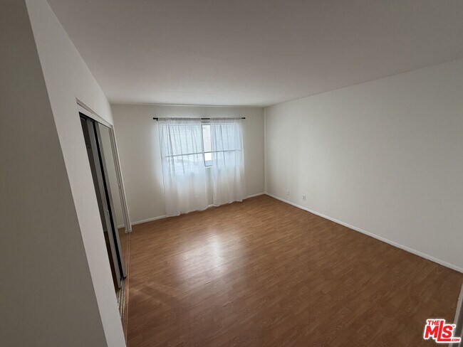 Building Photo - 326 S Manhattan Pl