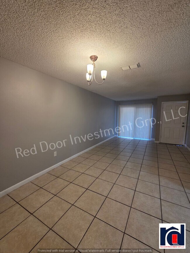 Building Photo - Spacious 2/2 quadplex