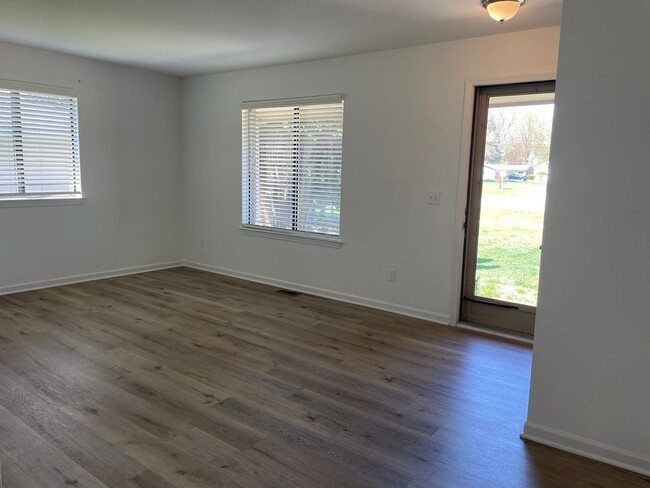 Building Photo - 2-Bedroom Duplex with full basement, 1-Car...