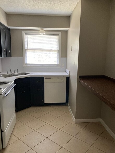 Building Photo - 2030 Kings Gate Cir