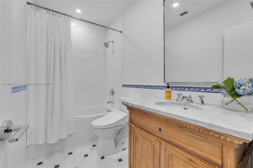 Building Photo - 1100 El Rado St