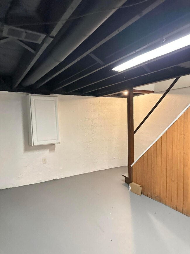 Building Photo - 1133 McCarley Dr E