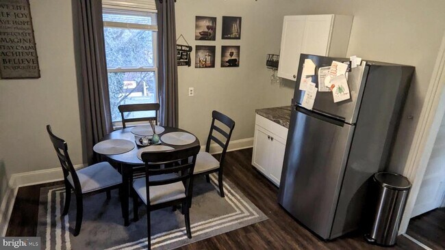 Building Photo - 604 W Holly Ave