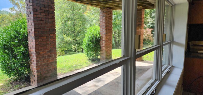 Building Photo - 910 Old Fort Rd