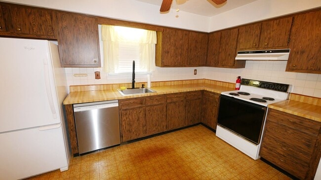 Building Photo - End Unit Townhouse with Full Basement 2BR ...