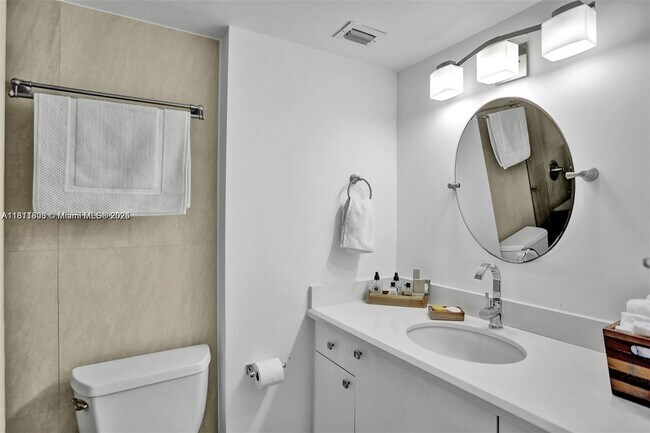 Building Photo - 18051 Biscayne Blvd